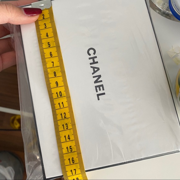 Authentic Chanel box for gifts or decor - Picture 7 of 9